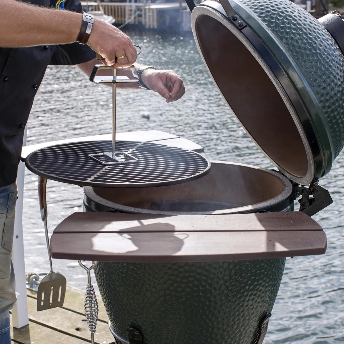 Big Green Egg Gietijzeren Grill Lifter - Afbeelding 2