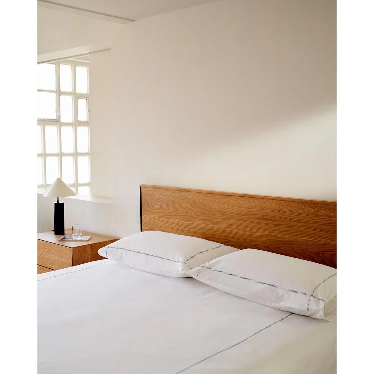 Kave Home - Taiana Hoofdbord Van Eikenfineer En Stalen Poten Met Zwart - Afbeelding 2